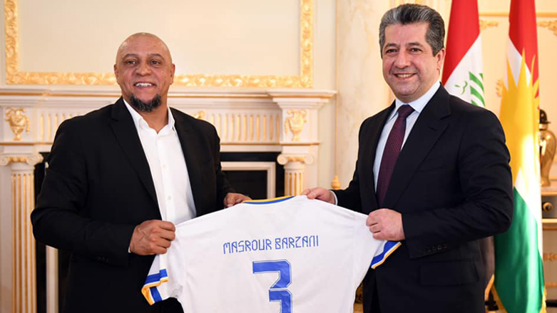 Renowned Brazilian footballer Roberto Carlos (left) presents a personalized jersey to PM Masrour Barzani in the Kurdistan Region capital Erbil, Feb. 22, 2022. (Photo: KRG)
